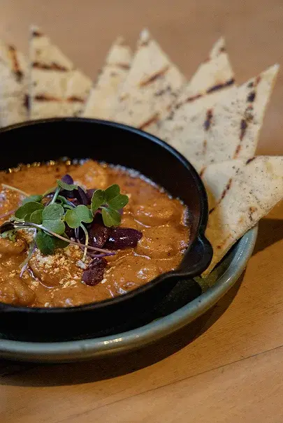 ¿Qué es el hummus y cómo se disfruta en la mesa mediterránea?
